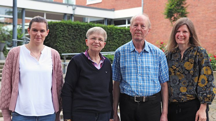 Bei der Verabschiedung (v.l.): Nicole Kaiser (Personalrat), Vizepräsidentin Dr.in Marion Rieken, Clemens Kolhoff und Dr.in Karolin Bubke, Bibliotheksleiterin