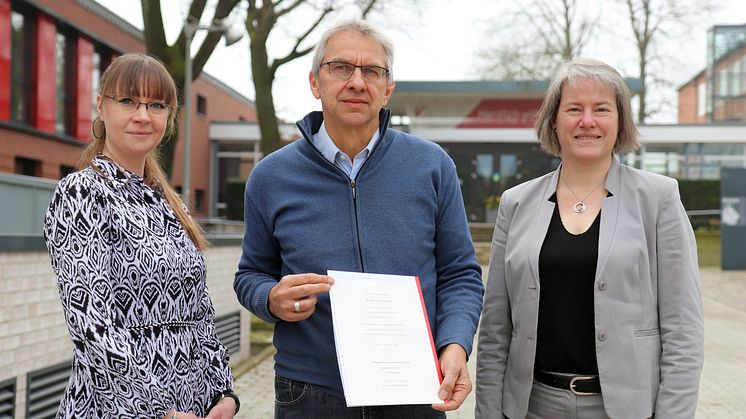 Bei der Urkundenübergabe (v.l.): Tanja Jürgens, Geschäftsführerin der Fakultät I, Prof. Dr. Frerich Frerichs und Universitätspräsidentin Prof.in Dr.in Verena Pietzner