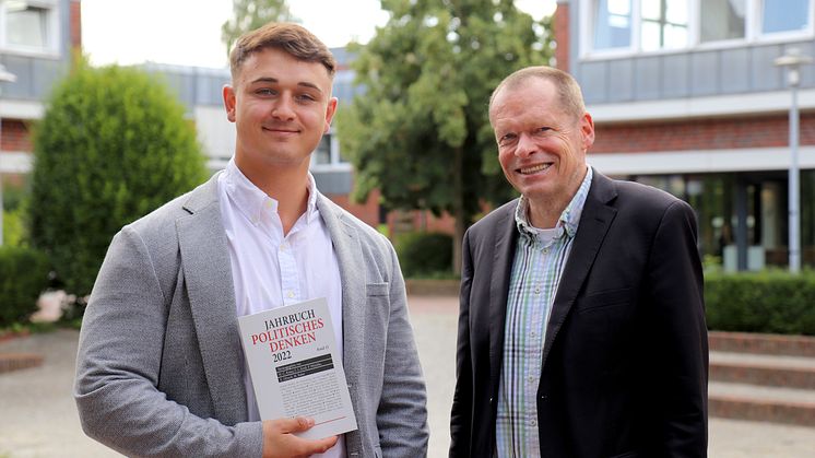 Maximilian Raker, wiss. Mitarbeiter im Fach Politikwissenschaft an der Uni Vechta sowie Geschäftsführer der DGEPD, und Prof. Dr. Peter Nitschke, Professor für die Wissenschaft von der Politik an der Uni Vechta sowie Vorsitzender der DGEPD.