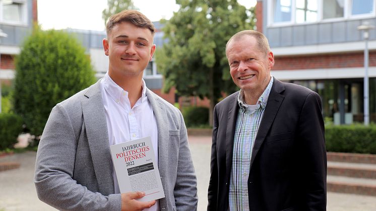 Maximilian Raker, wiss. Mitarbeiter im Fach Politikwissenschaft an der Uni Vechta sowie Geschäftsführer der DGEPD, und Prof. Dr. Peter Nitschke, Professor für die Wissenschaft von der Politik an der Uni Vechta sowie Vorsitzender der DGEPD.