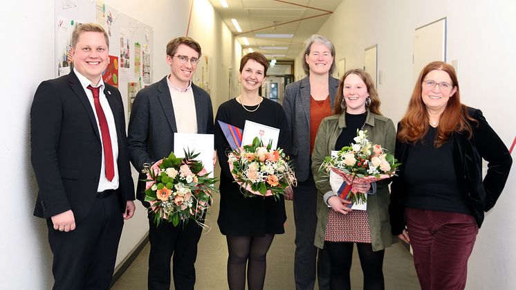 Sam Schaffhausen, Vechtas stellv. Bürgermeister, Präsidentin Prof.in Dr.in Verena Pietzner (m.) und Fachsprecherin Prof.in Dr.in Hildegard Theobald mit den Preistragenden Jakob Anton Ruben Nehls, Paulina Essig (m.) und Hanna Tiltmann.
