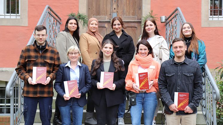 Teilnehmende Studierende des Fachs Soziale Arbeit mit Seminarleiterin Rita Kessing (1. Reihe: 2.v.l.), Dr.in Katharina Tebben (1.R.: 2.v.r.), Leiterin der JVA für Frauen, und Dr. Martin Hölzen, Projektverantwortlicher aufseiten der JVA (1.R.: 1.v.r.)