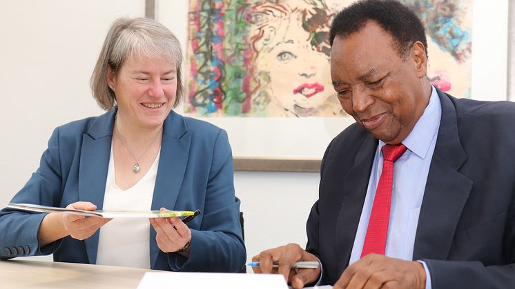 Bei der Vertragsunterzeichung: Prof.in Dr.in Verena Pietzner, Präsidentin der Universität Vechta, und Prof. Costa Ricky Mahalu, Vice-Chancellor der Saint Augustine University of Tanzania