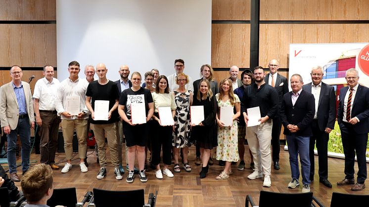 Die Preistragenden des Jahres 2023 zusammen mit ihren Betreuerinnen und Betreuern sowie dem Vorstand der Universitätsgesellschaft Vechta. 