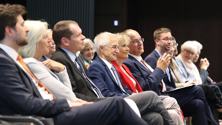 Beim Festakt: Prof. Dr. Dr. h.c. Joachim Kahlert feiert unter anderem mit Wegbegleitenden und Freund*innen.