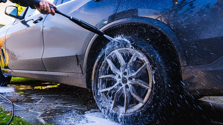 Trots miljöskadan – allt fler svenskar ”fultvättar” bilen 