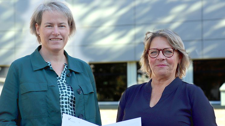 Christiana Kahre (r.) erhält von Universitätspräsidentin Prof.in Dr.in Verena Pietzner die Urkunde.