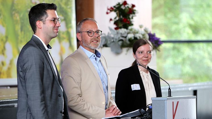 Prof. Dr. Kai Koch (Direktor ZfLB), Dr. Niels Logemann (Leitung Kompetenzzentrum für regionale Lehrkräftefortbildung) und Dr.in Anna-Theresia Decker (Geschäftsführerin ZfLB)