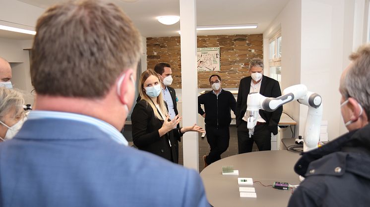 Laborleiterin Marlene Reimer stellt das RoboLab vor.