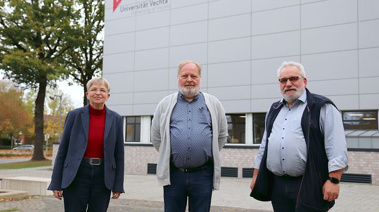 Bei der Urkundenübergabe v.l.: Vizepräsidentin Dr.in Marion Rieken, Gerold Decker und Personalratsvorsitzender Andreas Förstermann.