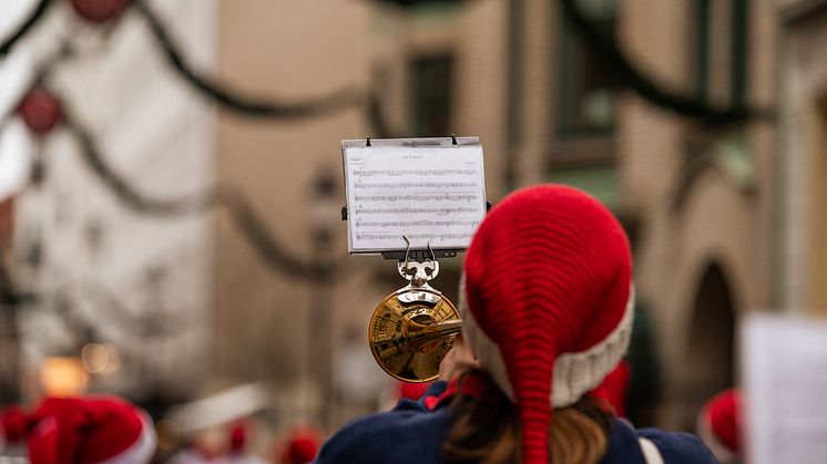 Lördagarna i december kommer vara extra mysiga med aktiviteter som nissekör, dans runt granen, gatuteater och stämningsfulla toner.