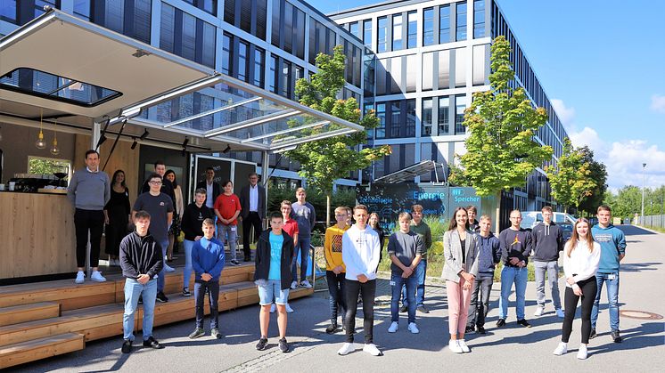 Auf in neue (Energie)-Welten: Am Standort Regensburg begrüßten Bayernwerk-Personalvorstand Andreas Ladda (links) mit dem Team Ausbildung die neuen Azubis zum ersten Lehrjahr.