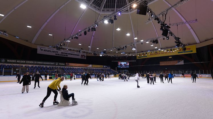 Kleine und große Eislauffans drehen ihre Runden - Foto: Ringofotografie