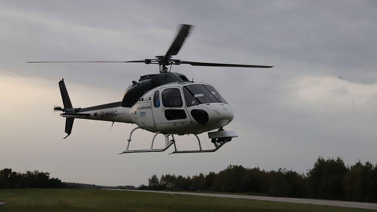 Am Helikopter sind Kameras und Sensoren montiert, mit denen die Bayernwerk Netz ihre Hochspannungsleitungen in Ostbayern digitalisiert.