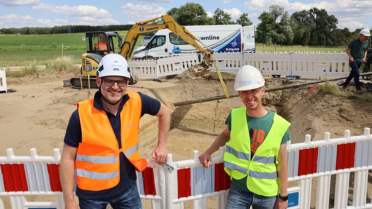 Bereit für die Bohrung unter der Straße: Claus Pfaffenberger (l.) und Bernd Igelbüscher auf der Baustelle bei Bachl