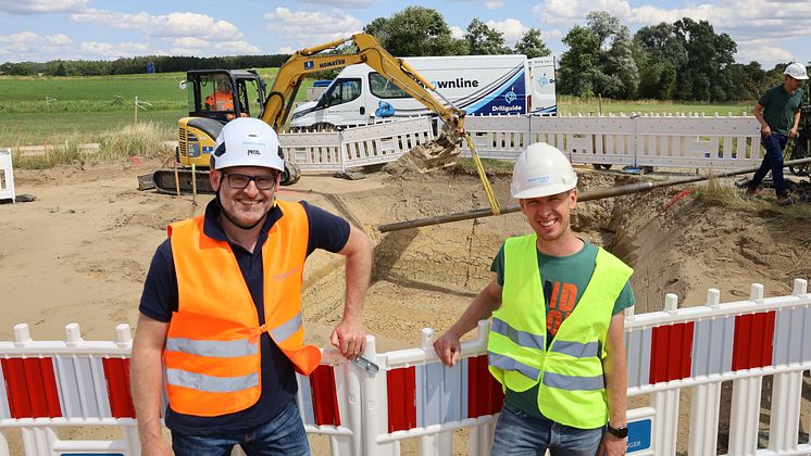 Bereit für die Bohrung unter der Straße: Claus Pfaffenberger (l.) und Bernd Igelbüscher auf der Baustelle bei Bachl