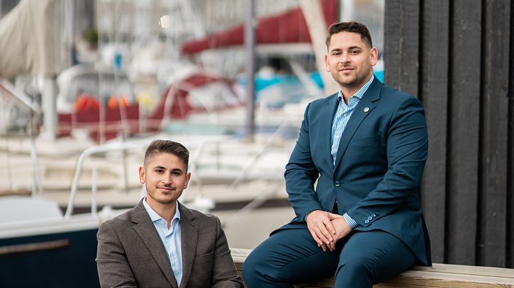 De passionerede tech-brødre Jacob og Casper Sabir startede Upström i 2019, og deres mission er at gøre, hvad tech-giganter som Apple og Samsung burde have gjort for længe siden: At føre elektronikudstyr i en grønnere retning. Foto: Upström.