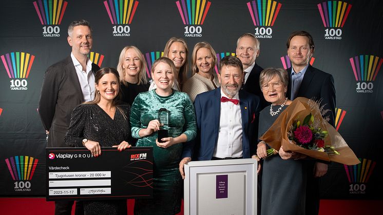 Linnea, Erika. Lasse och Ulla Granqvist (främre raden) tog emot pris som årets familjeföretagare. Priset delas ut av familjen Löfberg, här representerade av Mikael, Kathrine, Therese, Helene, Martin och Niklas.