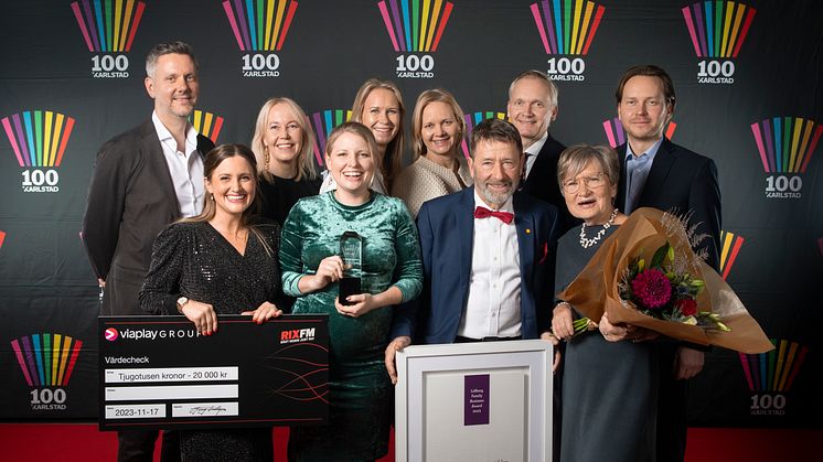 Linnea, Erika. Lasse och Ulla Granqvist (främre raden) tog emot pris som årets familjeföretagare. Priset delas ut av familjen Löfberg, här representerade av Mikael, Kathrine, Therese, Helene, Martin och Niklas.