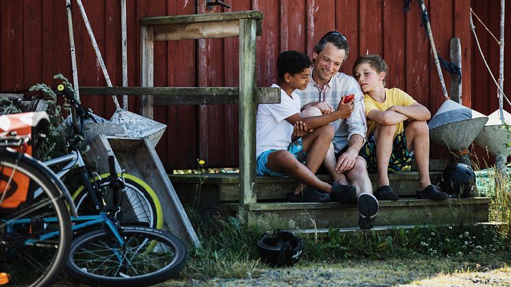 Familj som letar aktiviteter i appen A day in Halland. Foto Alexander Hall