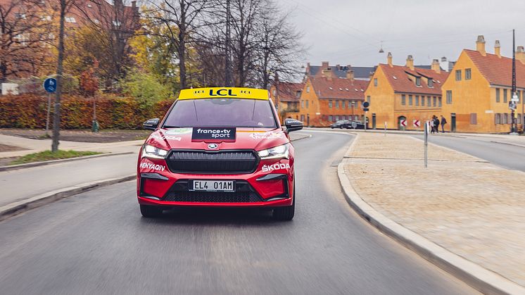 Der er masser af aktiviteter med SKODA i Danmark både op til og under Tour de France. Her ses den røde løbsdirektørbil, en SKODA ENYAQ iV, på visit i København.