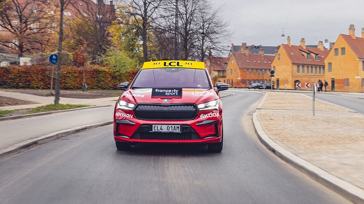 Der er masser af aktiviteter med SKODA i Danmark både op til og under Tour de France. Her ses den røde løbsdirektørbil, en SKODA ENYAQ iV, på visit i København.