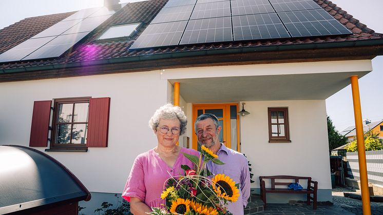 Die PV-Anlage von Theresia und Jürgen Nottensteiner aus Vöhringen ist die 100.000ste EEG-Anlage am LEW-Verteilnetz.