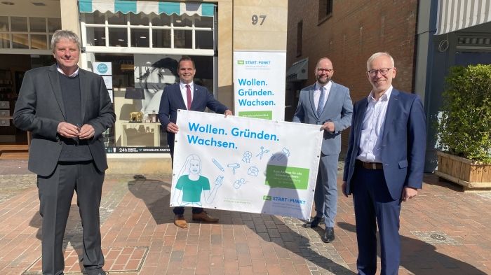 Bei der Eröffnung des Büros in Vechta: Prof. Dr. Burghart Schmidt (Präsident Universität Vechta), Kristian Kater (Bürgermeister Vechta), Johann WImberg (Landrat Cloppenburg) und Herbert Winkel (Landrat Vechta)