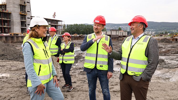 Gøril Bergh i Drammen Helsepark har signert hotellavtale med Norlandia. Her med konsernsjef Yngvar Tov Herbjørnssønn i Norlandia og adm. direktør Svein Arild Mevold i Up North. (Foto: Jørn Grønlund)