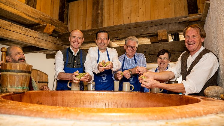 Ein besonderer Moment: Die Biertaufe des Bayernwerk-Suds durch die Bayernwerk-Vorstände Dr. Egon Westphal (2.v.l.), Andreas Ladda (3.v.l.) und Melanie Wiese, Bayernwerk-Spartenbetriebsratsvorsitzenden Albert Zettl (3.v.r.), Markus Wasmeier (rechts). 