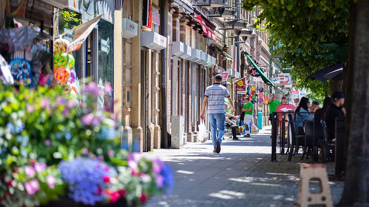 Sedan i höstas har staden finansierat ordningsvakter på Söder under två dagar i veckan. Med start i juli kommer fastighetsägarna i området utöka bemanningen med ordningsvakter under lördagar.