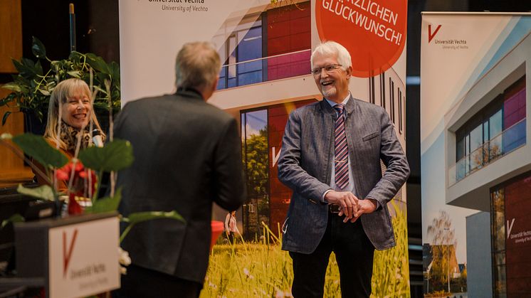 Dr.in Stephanie Abke, geschäftsführendes Vorstandsmitglied der EWE-Stiftung, und Dr. Franz-Josef Schmidt (r.), Rotary Club Diepholz-Vechta, im Gespräch mit Universitätspräsident Prof. Dr. Burghart Schmidt.