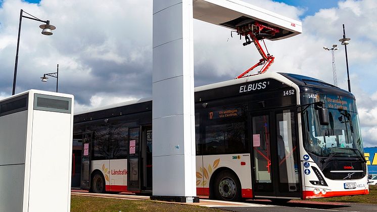 Med hjälp av pantografladdaren, som går ned på busstaket, kan bussen snabbt laddas vid hållplatserna.