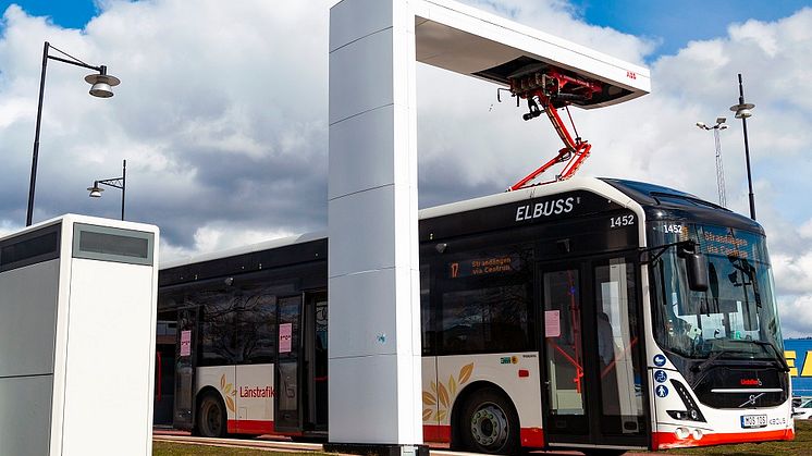 Med hjälp av pantografladdaren, som går ned på busstaket, kan bussen snabbt laddas vid hållplatserna.