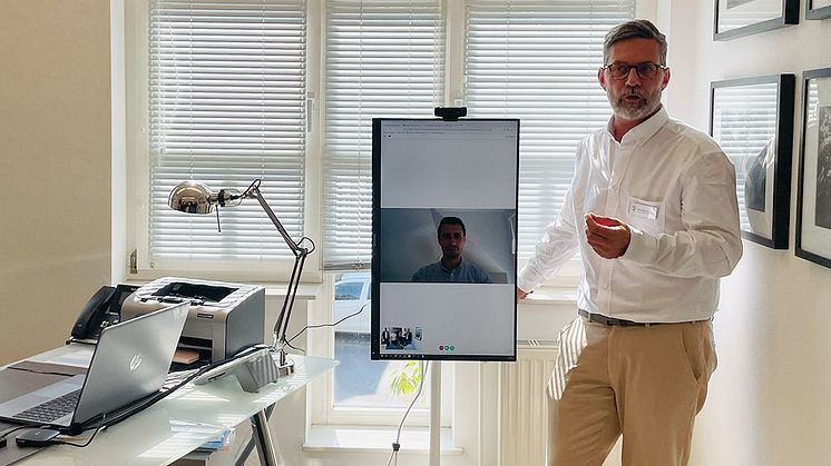 Dr. Jan Gerlach stellt die neu eröffnete Avatar-Praxis im niedersächsischen Zeven vor. (Bildquelle: apoBank)