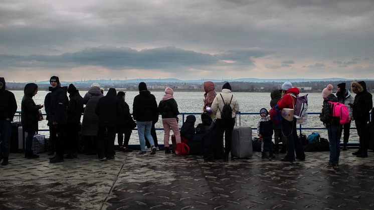 Barn och familjer från Ukraina flyr över den rumänska gränsen