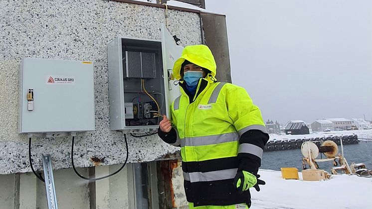 Ragnhild Lie i Cautus Geo under etablering av radarsystem for snøskredovervåking på Flateyri på Island i mars i år.