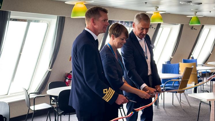 Från vänster: Jesper Axelsson, M/S Finnfellows befälhavare, Katrin Stjernfeldt Jammeh, kommunstyrelsens ordförande i Malmö stad och Tom Pippingsköld, Finnlines VD. Foto: Finnlines Plc.