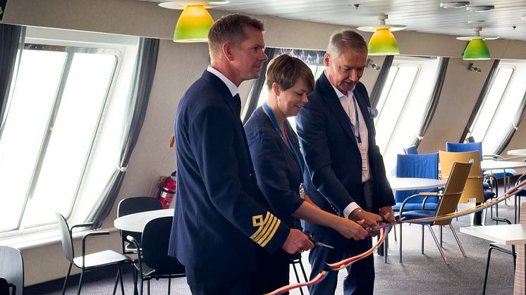 Från vänster: Jesper Axelsson, M/S Finnfellows befälhavare, Katrin Stjernfeldt Jammeh, kommunstyrelsens ordförande i Malmö stad och Tom Pippingsköld, Finnlines VD. Foto: Finnlines Plc.