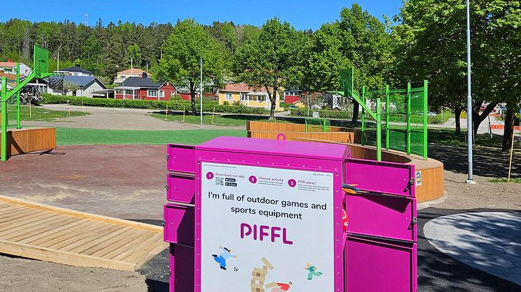 Aktivitetsbox från Piffl vid den nybyggda multisportarenan i Borgarparken, Hudiksvall.