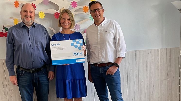 meinANKER erhält 750 Euro von Schleswig-Holstein Netz: Tanja Engel (M.) nimmt den Scheck von Björn Hansen (l.) und Ole Langmaack (r.) entgegen.