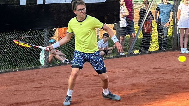 Auf dem Sandplatz fühlt sich Sascha Möller, Trainer in Louisenlund, am wohlsten.