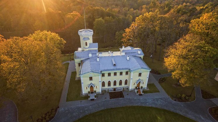 Den vackra omgivningen vid Keila-Joa Slott kan få vem som helst att slappna av. Foto: Margus Vilisoo.