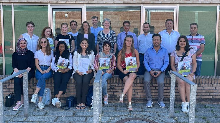 Die Teilnehmenden der Sommerschulen zusammen mit der Präsidentin der Universität Vechta, Prof.in Dr.in Verena Pietzner. Foto: Constantin Mauf-Clausen 