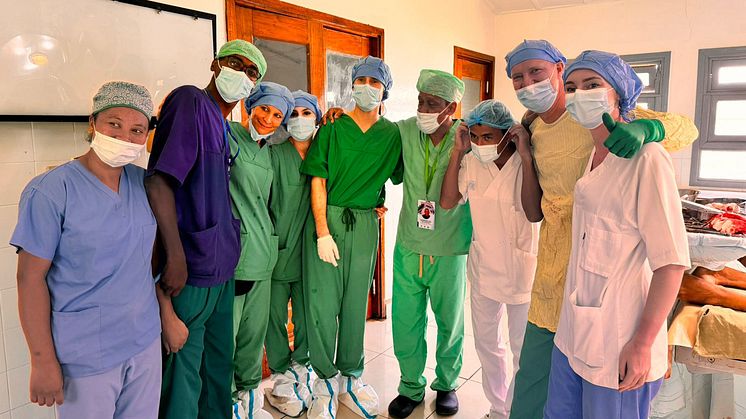 Das Team aus dem Hamburger Albertinen Krankenhaus mit Kolleginnen und Kollegen des Hopitaly Loterana Andranomadio in Antsirabe, Madagaskar. (Quelle: Albertinen-Stiftung)