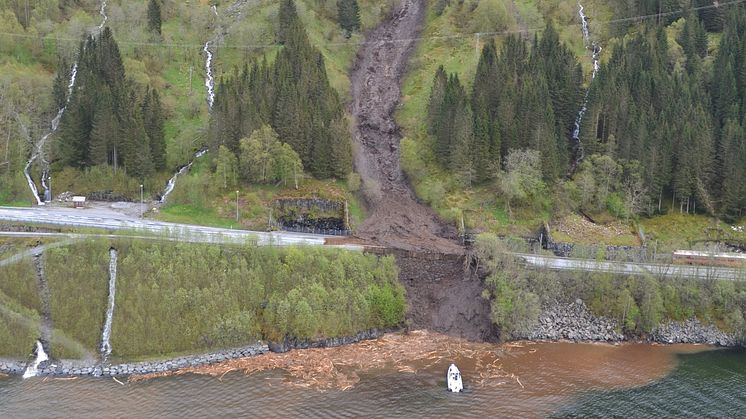 12. mai i 2015 ble E16 forbi Bogelia begravd under store skredmasser. (Foto: Statens vegvesen) 