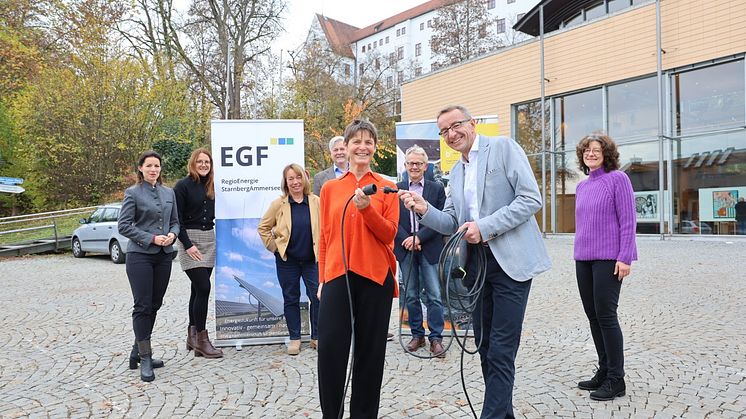 Neuer Strommarkt am Netz: Gemeinsam starteten EGF-Vorständin Barbara von der Ropp und Bayernwerk Regio Energie Geschäftsführer Thomas Oppelt (beide vorn) den neuen Strommarkt Starnberg Ammersee.