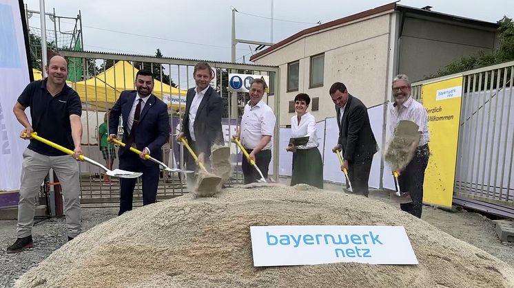 Startschuss für die Erneuerung des Umspannwerks in Grafenau: Bis 2026 entstehen mehr Kapazitäten im Verteilnetz für mehr Einspeisung Erneuerbarer Energien.