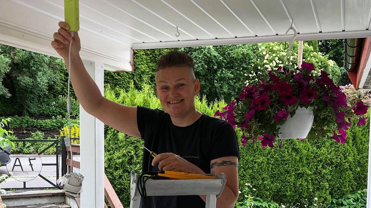 Cecilie Brenna fra JC Elektro & Desegn i Oslo ser gjerne at vi får flere jenter inn i bransjen  Selv ønsket hun å bli elektriker fordi hun syntes det virket spennende og fordi hun liker å jobbe med praktiske oppgaver og bruke hode.
