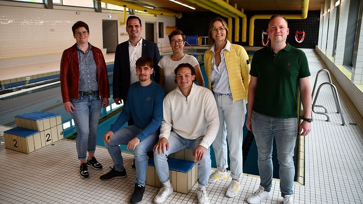 h.v.l.: Jacky Steller (Fachdienst Schule & Sport), Bürgermeister Kristian Kater, Sonja Bähr (Uni), Schulleiterin Kerstin Dieker und Fachdienstleiter Hendrik Lammers; v.: die Studierenden Patrick Wolff (l.) und David Put. Foto: Stadt Vechta/Kläne